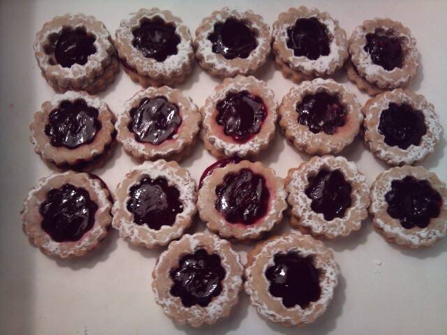 linzer cookie with raspberry filling